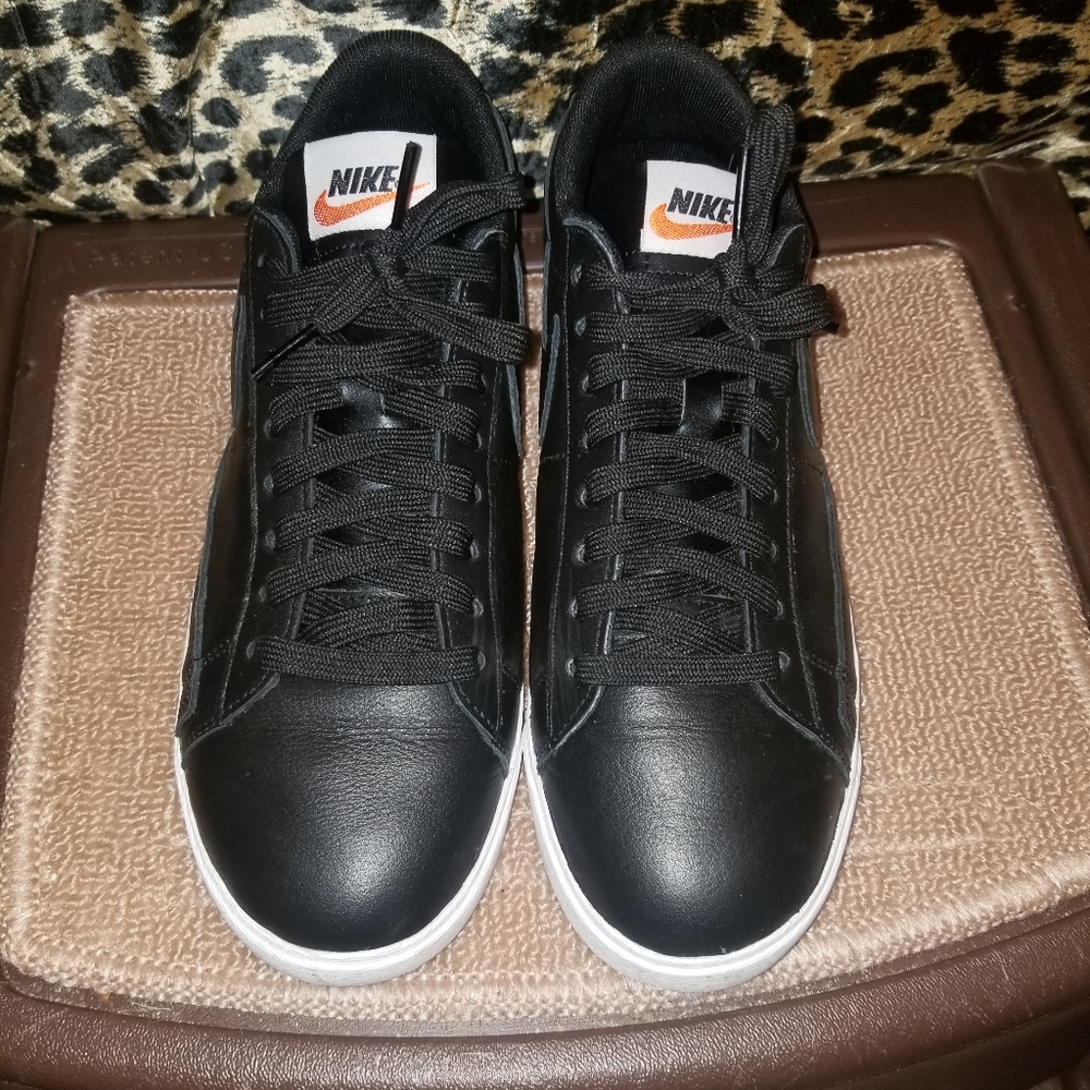 Nike (low court style) running shoes